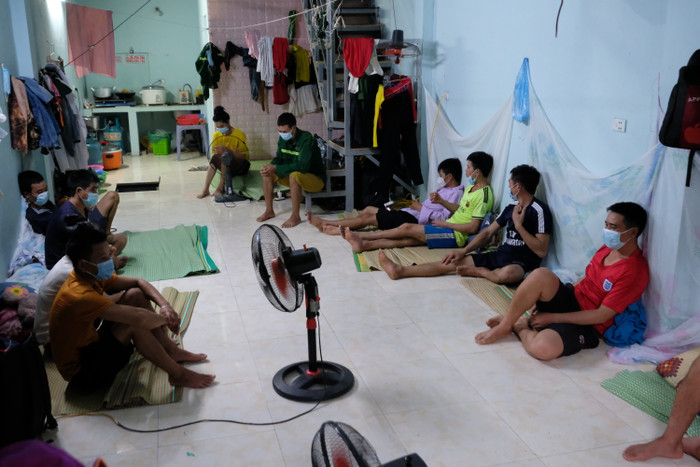 Căn phòng nhỏ hẹp là nơi ngủ nghỉ, sinh hoạt hàng ngày của 22 công nhân trong thời điểm dịch bệnh có diễn biến phức tạp.