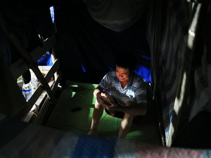 Chiếc điện thoại là vật dụng duy nhất giúp họ vơi đi sự buồn chán.