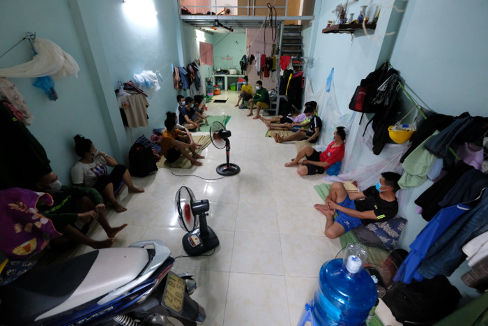 Các công nhân bị mắc kẹt giữa tình hình dịch bệnh Covid-19 có diễn biến phức tạp.