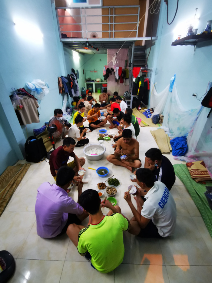 Hàng ngày, hơn 20 công nhân xây dựng chỉ đành ngồi chờ những bữa ăn từ chủ thầu cung cấp.