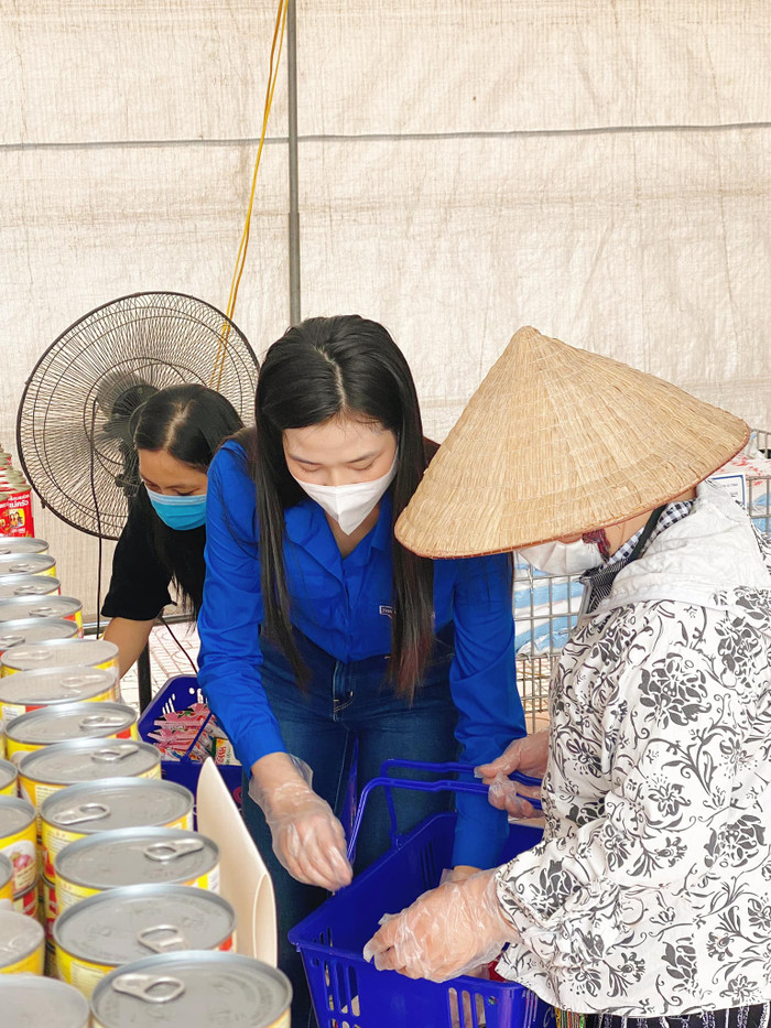 Từng lon hộp đồ ăn nhanh đều được Đỗ Thị Hà sắp xếp tỉ mỉ vào giỏ xách đi chợ của người dân 