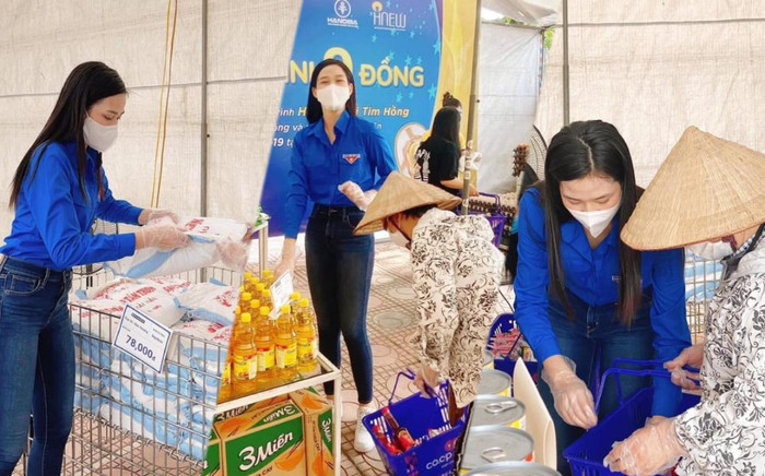 Hoa hậu Đỗ Thị Hà giúp đỡ người già tại siêu thị 0 đồng Ảnh 2