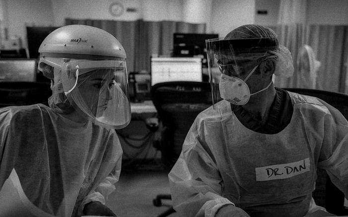 Bác sĩ Katie Ross và Dan Dworkis thảo luận về việc chăm sóc bệnh nhân.