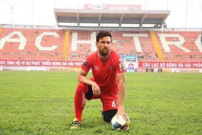 Fans CLB Hải Phòng chế ảnh Messi thi đấu cho đội chủ sân Lạch Tray.