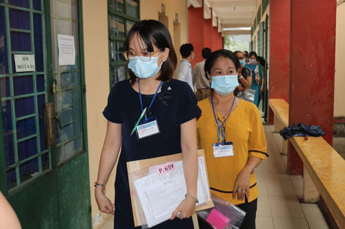 Cán bộ coi thi làm nhiệm vụ tại một điểm thi ở TP Cần Thơ trong kỳ thi tốt nghiệp THPT 2021 - đợt 1 Ảnh: CA LINH