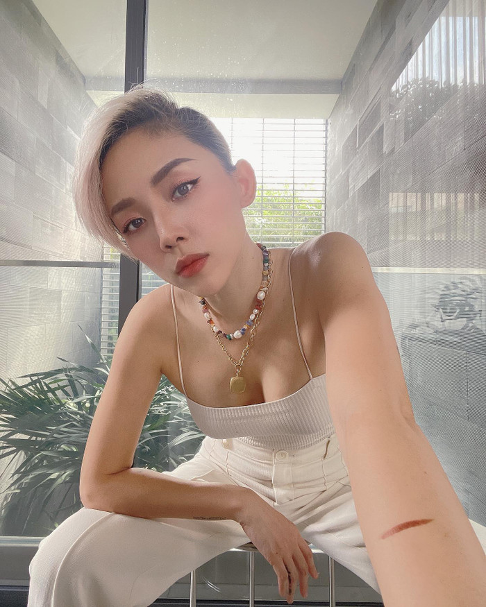 Tóc Tiên trong loạt ảnh mới chụp hình tại gia xinh lung linh&nbsp;