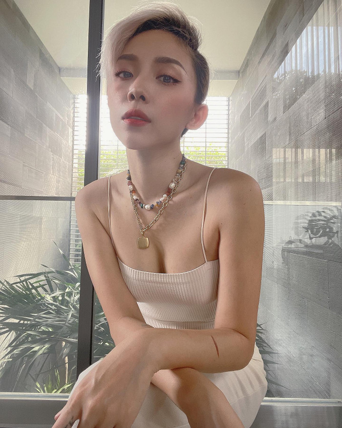 Lần này nữ ca sĩ chọn cho mình set đồ casual màu trắng cùng tông makeup mang hơi hướng retro