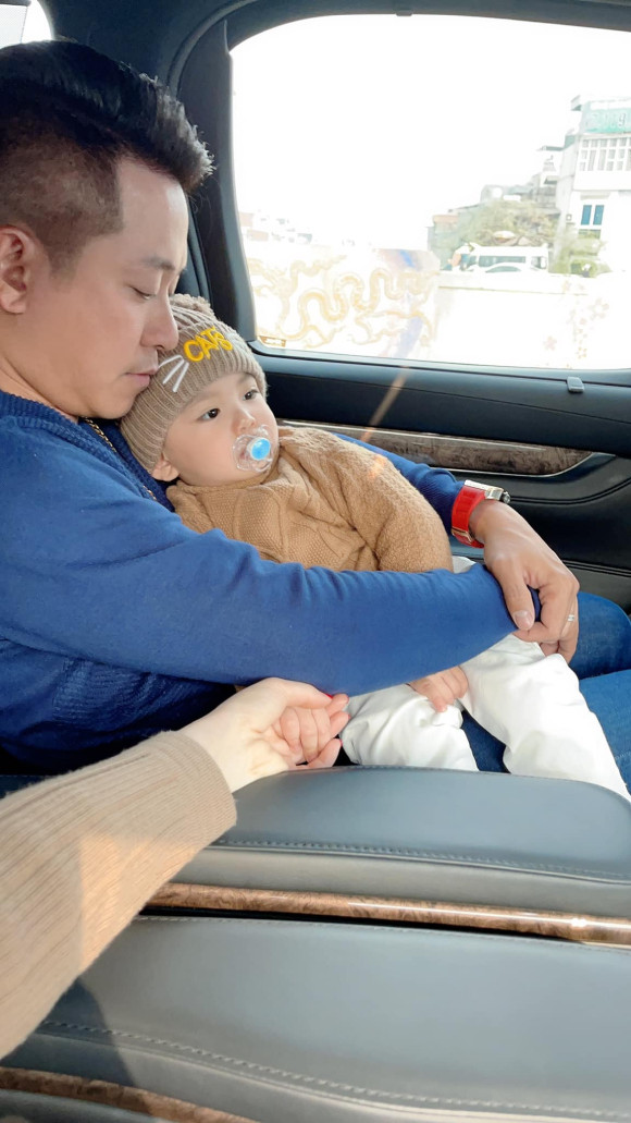 Tuấn Hưng tiết lộ con trai cưng không được đi ra ngoài vui chơi và trải nghiệm nhiều thứ như anh hai Su Hào hay chị ba Son vì tình hình dịch bệnh.