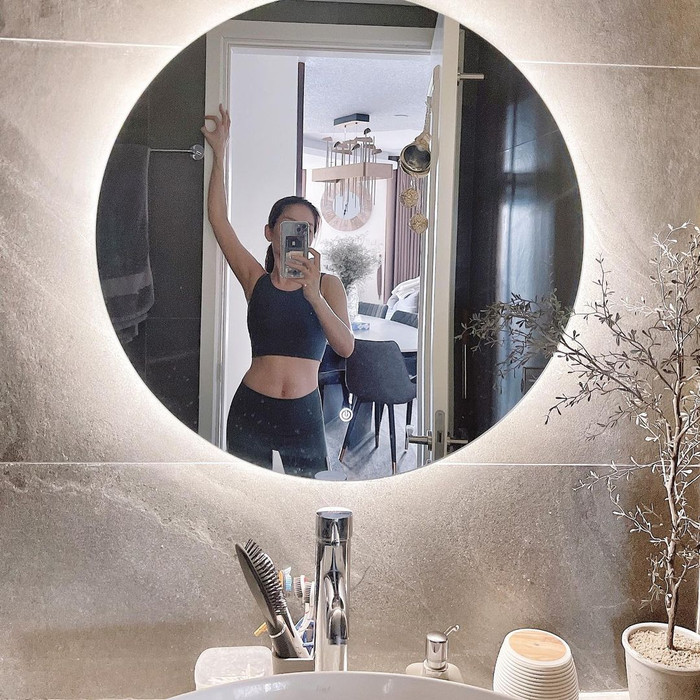 Combo ưa thích nhất của cô là áo croptop cùng quần ôm, chất liệu thoáng mát, thuận tiện vận động.