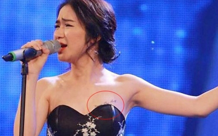 Xăm tên người yêu rồi chia tay, 'tình trẻ' của Ngọc Trinh có may mắn như Hoà Minzy? Ảnh 2