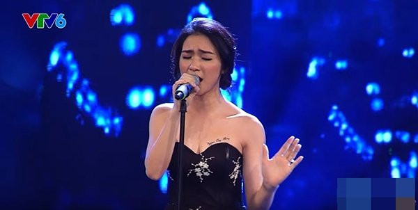 Hoà Minzy từng lộ hình xăm trên sóng truyền hình.