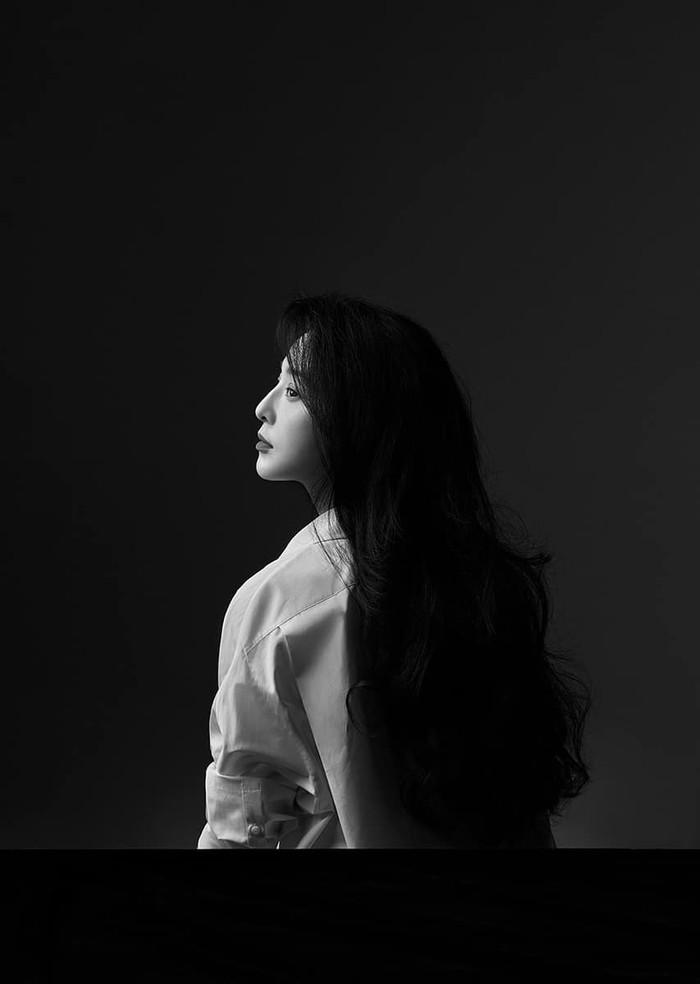 Mỹ nhân Cbiz với mái tóc buông xõa, khoác trên mình áo trắng sơ mi oversized thanh tao 