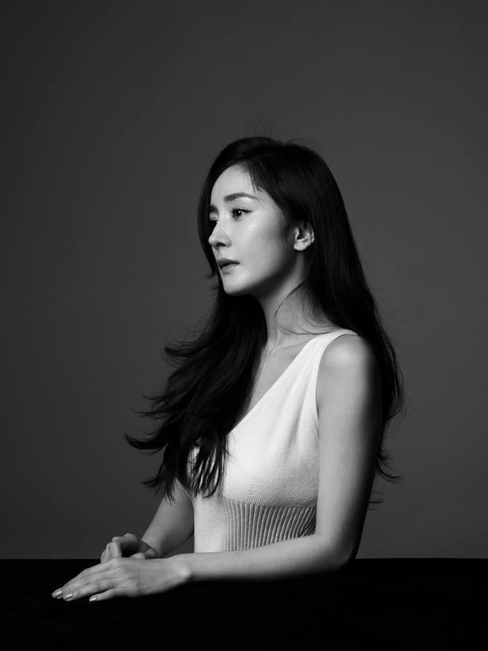 Nữ diễn viên chỉ mặc mỗi áo hai dây chất liệu len gân tạo dáng trước ống kính 