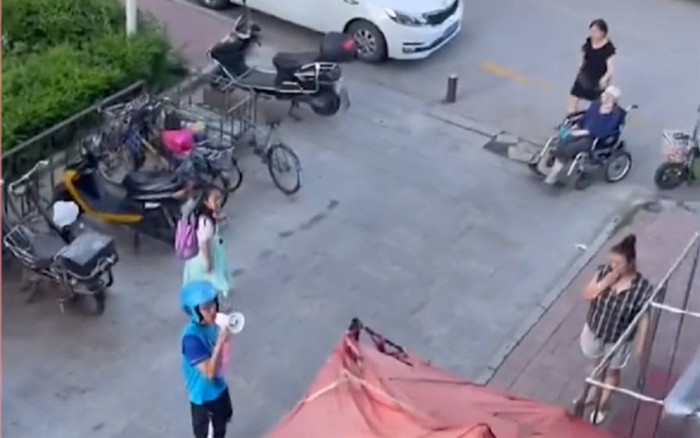 Anh chàng nhờ shipper bắc loa chuyển lời tới 'người thương', phản ứng của hàng xóm gây bất ngờ Ảnh 2