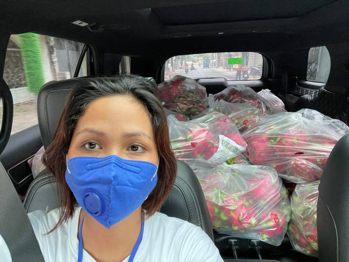 Hoa hậu H'Hen Niê rất tích cực các hoạt động từ thiện giúp đỡ từ các tuyến đầu, giao thức ăn cho các hoàn cảnh khó khăn cho đến giải quyết vụ nông sản cho bà con nông dân