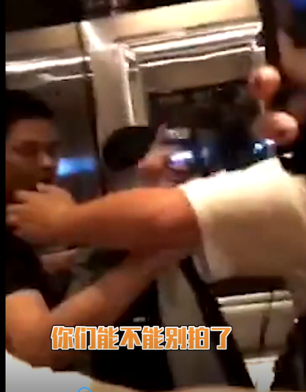 Nhưng hành động này được bảo vệ can ngăn.