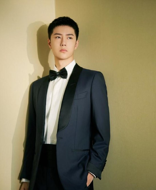 Vương Nhất Bác tức giận xô xát với fan cuồng  hậu sinh nhật vì bị dí camera quay chụp tận mặt