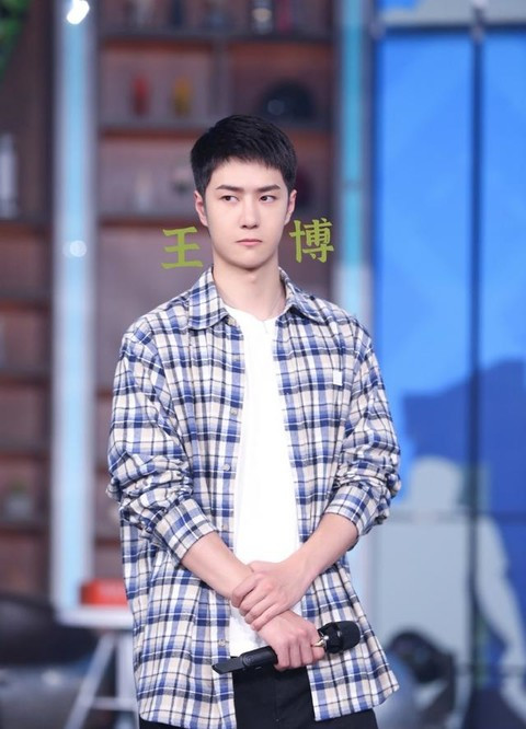 Vương Nhất Bác tức giận xô xát với fan cuồng hậu sinh nhật thứ 24 vì bị dí camera quay chụp tận mặt Ảnh 8