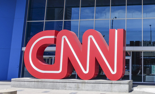 CNN sa thải 3 nhân viên không tiêm vaccine Covid-19