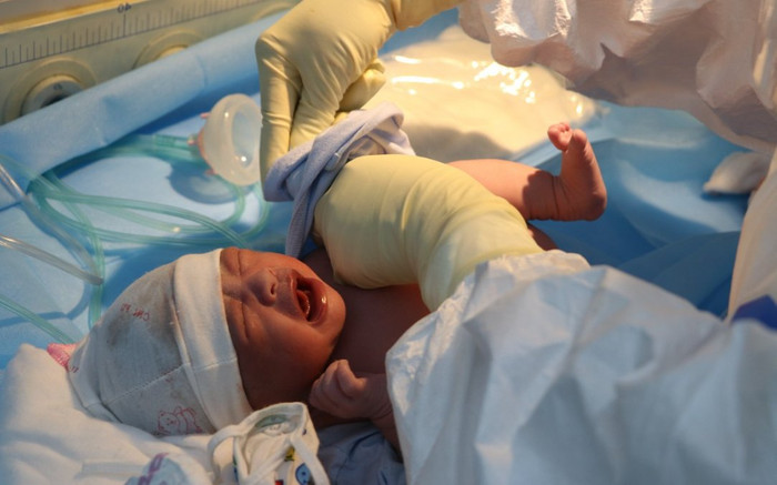 Những em bé cất tiếng khóc chào đời từ người mẹ mắc COVID-19 Ảnh 2