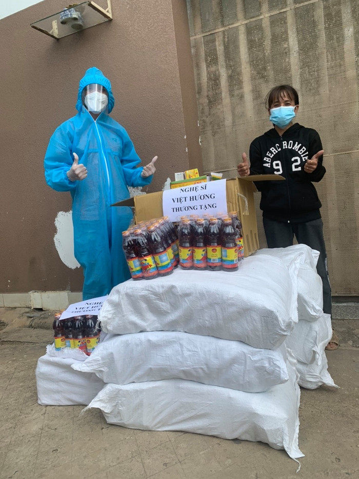 Các phần quà của Việt Hương.