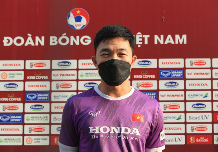 Lương Xuân Trường trả lời phỏng vấn trước buổi tập chiều 6/8 của tuyển Việt Nam.