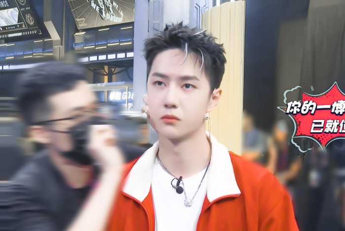 Street Dance of China 4: Vương Nhất Bác đổi màu tóc, chào hỏi thí sinh cũ bằng tiếng Anh Ảnh 6