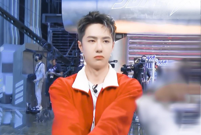 Street Dance of China 4: Vương Nhất Bác đổi màu tóc, chào hỏi thí sinh cũ bằng tiếng Anh Ảnh 5