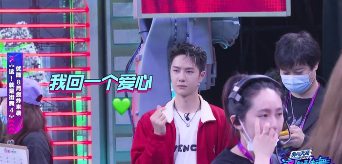 Street Dance of China 4: Vương Nhất Bác đổi màu tóc, chào hỏi thí sinh cũ bằng tiếng Anh Ảnh 8