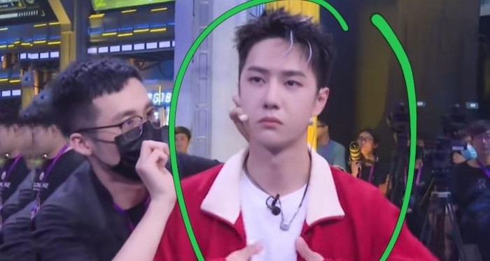 Street Dance of China 4: Vương Nhất Bác đổi màu tóc, chào hỏi thí sinh cũ bằng tiếng Anh Ảnh 3