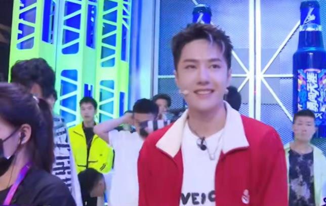 Street Dance of China 4: Vương Nhất Bác đổi màu tóc, chào hỏi thí sinh cũ bằng tiếng Anh Ảnh 7
