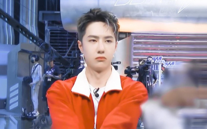 Street Dance of China 4: Vương Nhất Bác đổi màu tóc, chào hỏi thí sinh cũ bằng tiếng Anh Ảnh 2