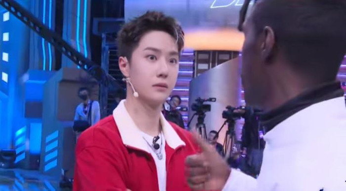 Street Dance of China 4: Vương Nhất Bác đổi màu tóc, chào hỏi thí sinh cũ bằng tiếng Anh Ảnh 10