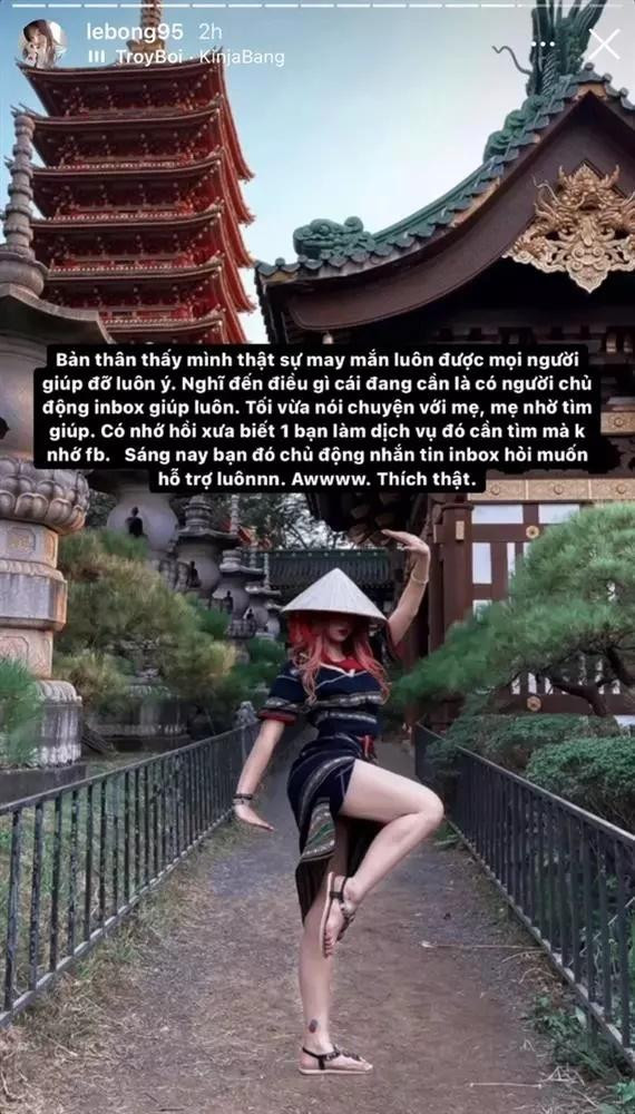 Có lần chân dài còn vô tư mặc váy xẻ cao, tạo dáng nhí nhố trước cổng chùa đến mức bị dân tình lên án... 