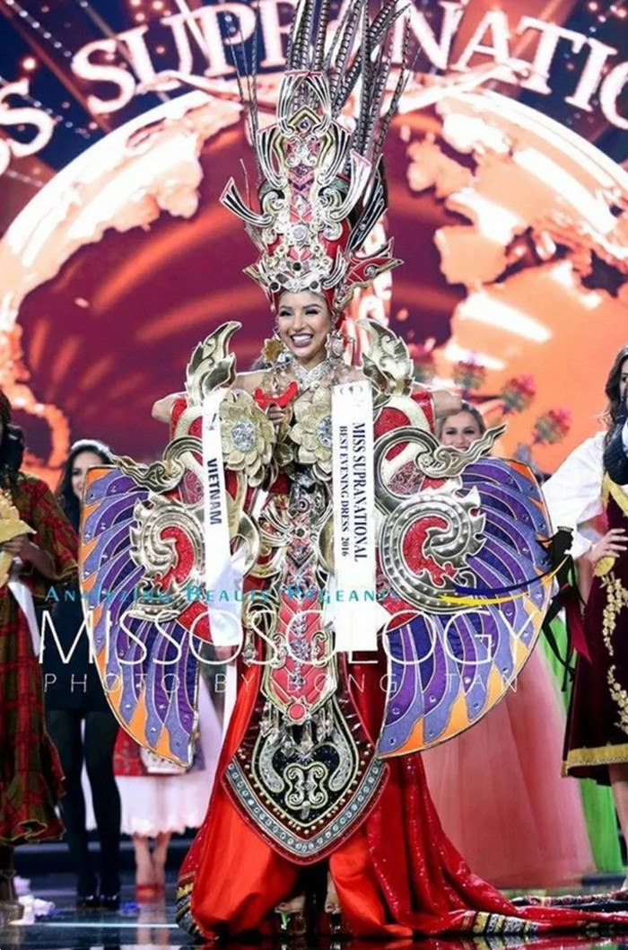 2016, Khả Trang lọt top 25 chung cuộc, đồng thời giành giải Best National Costume.