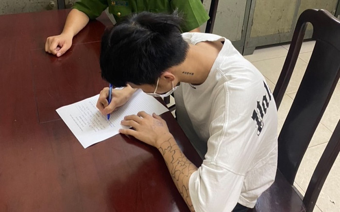 Xử phạt nhiều lỗi đối với thiếu niên chưa đủ 18 tuổi chở bạn gái đi chợ rồi lăng mạ, xúc phạm công an Ảnh 2