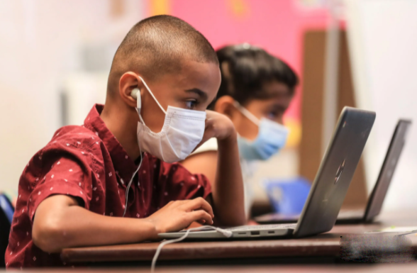 Học sinh đeo khẩu trang trong khóa học mùa hè tại Trường Tiểu Học Zachary Taylor, ngày 27/7 ở Mỹ.