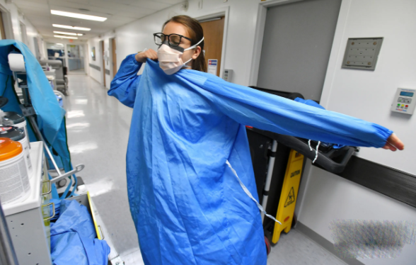 Bác sĩ Zoe Zinis thay đồ bảo hộ trước khi bước vào phòng của một bệnh nhân trong khu điều trị Covid-19 ở Jacksonville, Florida, Mỹ ngày 30/7.