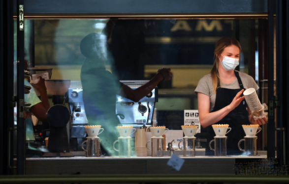 Một nhân viên đeo khẩu trang trong quán cà phê ở ga Union, ngày 30/7 ở Washington, DC. (Mỹ).