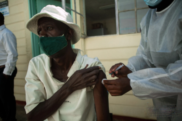 Một tù nhân được tiêm vaccine Covid-19 tại Nhà tù Trung tâm Harare vào ngày 4/8 ở Harare, Zimbabwe.