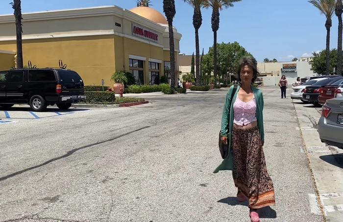 Nhiều người cho rằng Kim Ngân ăn diện có phần hơi hở và không đúng với tuổi tác của mình.