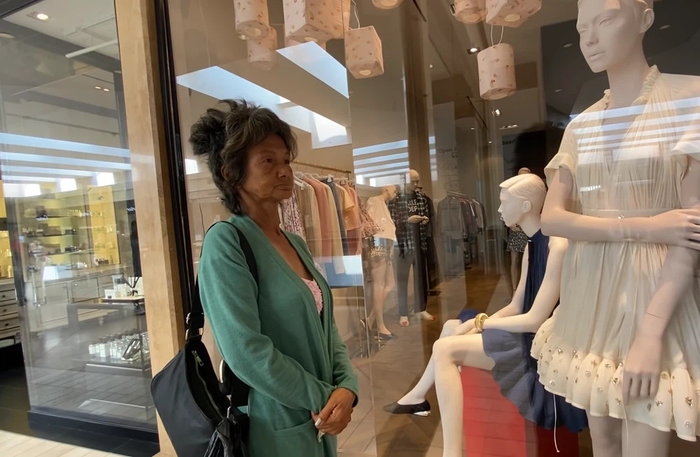 Kim Ngân ung dung dạo phố, đập tan tin đồn bị cảnh sát Mỹ bắt.