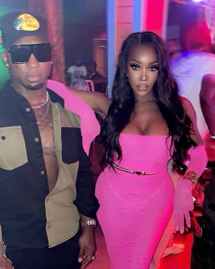 Mới đây, chân dài vừa lộ diện tại một quán rượu, đồng thời 'khoe nhẹ' gương mặt mới của mình. 