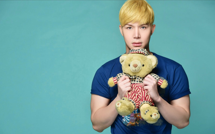 Nathan Lee tóc vàng, chụp ảnh cùng thú bông siêu 'hack tuổi' khiến fan phát sốt Ảnh 2