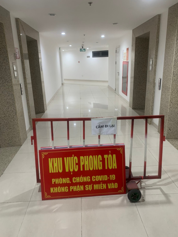 Một tầng của toà chung cư đã được phong toả. (Ảnh: UBND phường Ngọc Lâm).