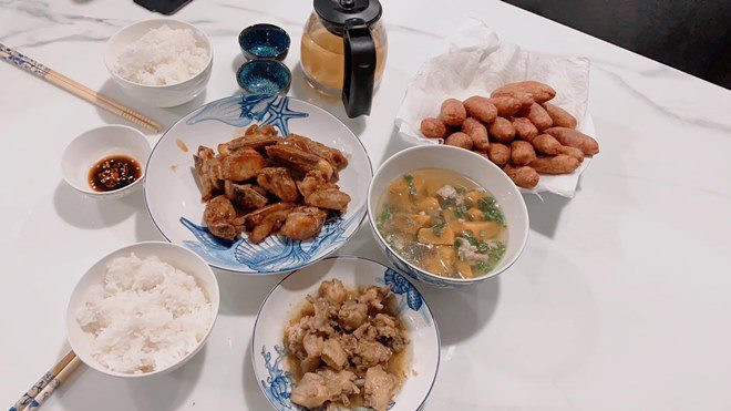 Mâm cơm siêu ngon, có cả món bánh khoai dẻo từng một thời 'gây bão'. 