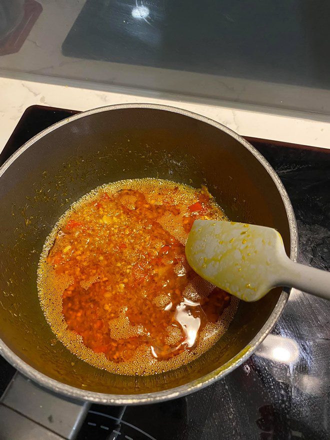 Cô cho hay, mình thích ăn bánh tráng muối, hành phi sa tế nên những ngày dịch ở nhà cũng là dịp để thử nghiệm. 