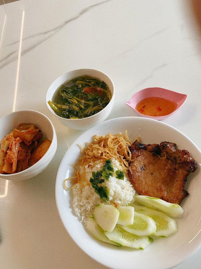 Thời điểm này mà nhìn dĩa cơm tấm ngon lành, các tín đồ món ăn này có 'bắt thèm' không? 