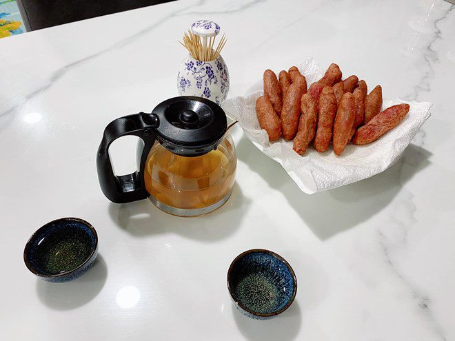 Món ăn này không hề khó thực hiện, các nàng dễ dàng tìm công thức trên mạng. Bánh dùng nóng, ăn với cơm hay nhâm nhi cùng trà đều ngon. 