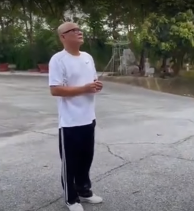 Nghệ sĩ Tấn Hoàng xuống tóc.